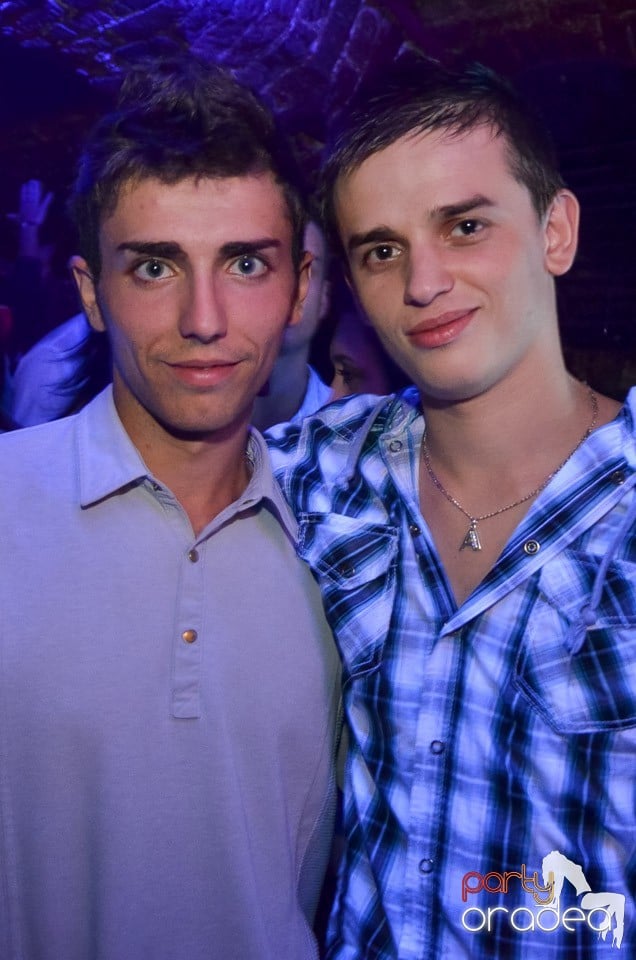 Petrecerile din Escape continuă cu Caveman, 