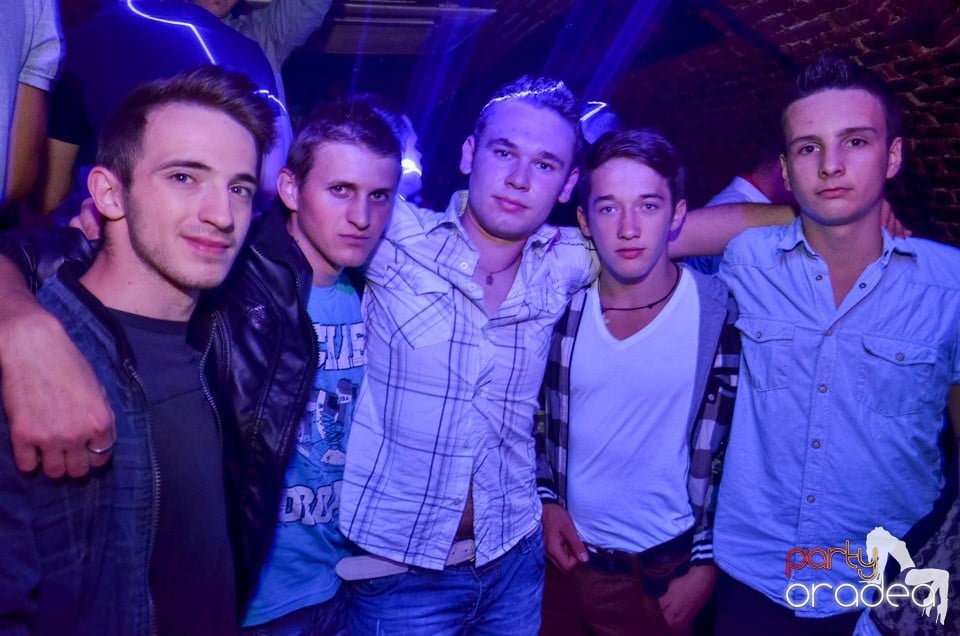 Petrecerile din Escape continuă cu Caveman, 