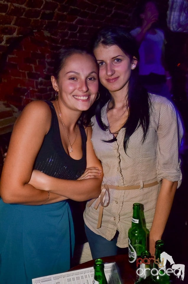 Petrecerile din Escape continuă cu Caveman, 