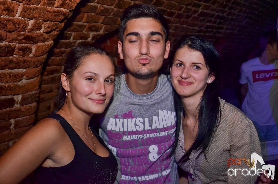 Petrecerile din Escape continuă cu Caveman, 