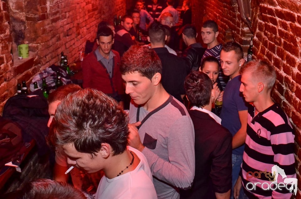 Petrecerile din Escape continuă cu Caveman, 