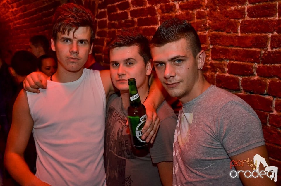 Petrecerile din Escape continuă cu Caveman, 