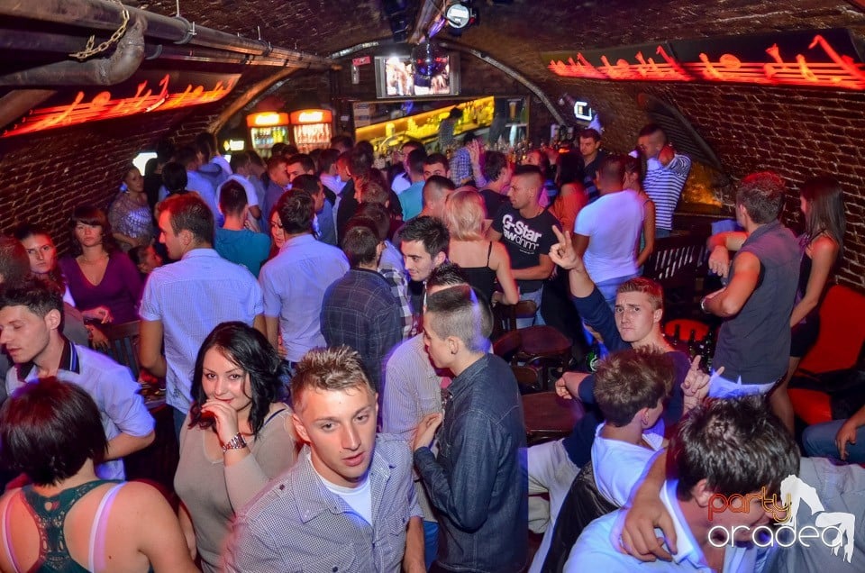 Petrecerile din Escape continuă cu Caveman, 