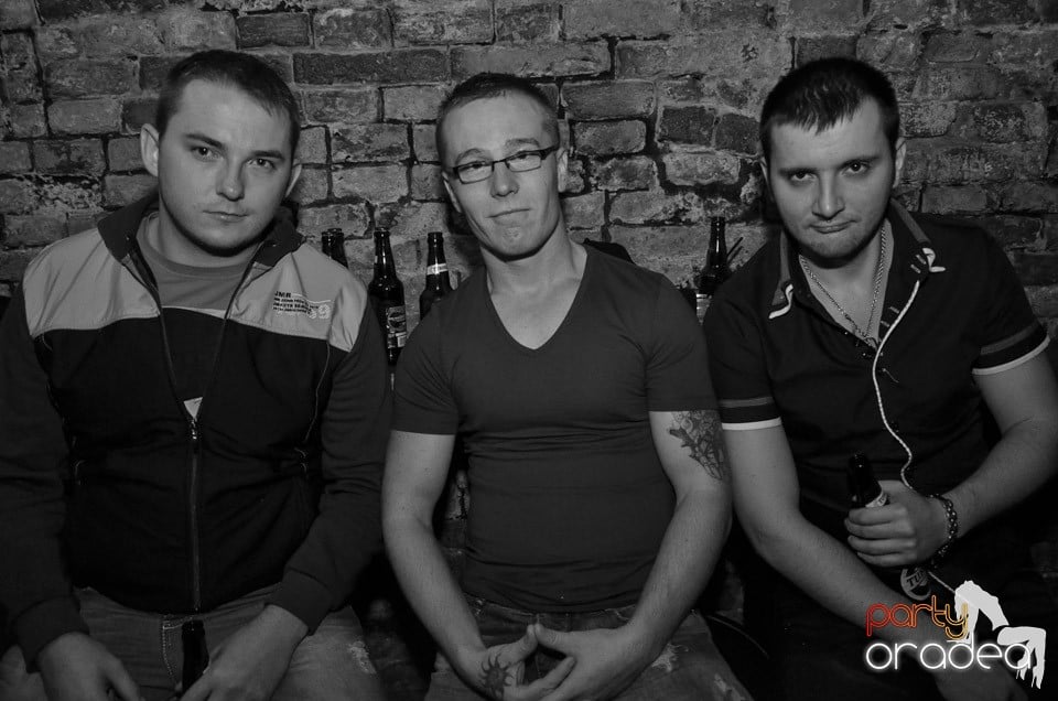 Petrecerile din Escape continuă cu Caveman, 