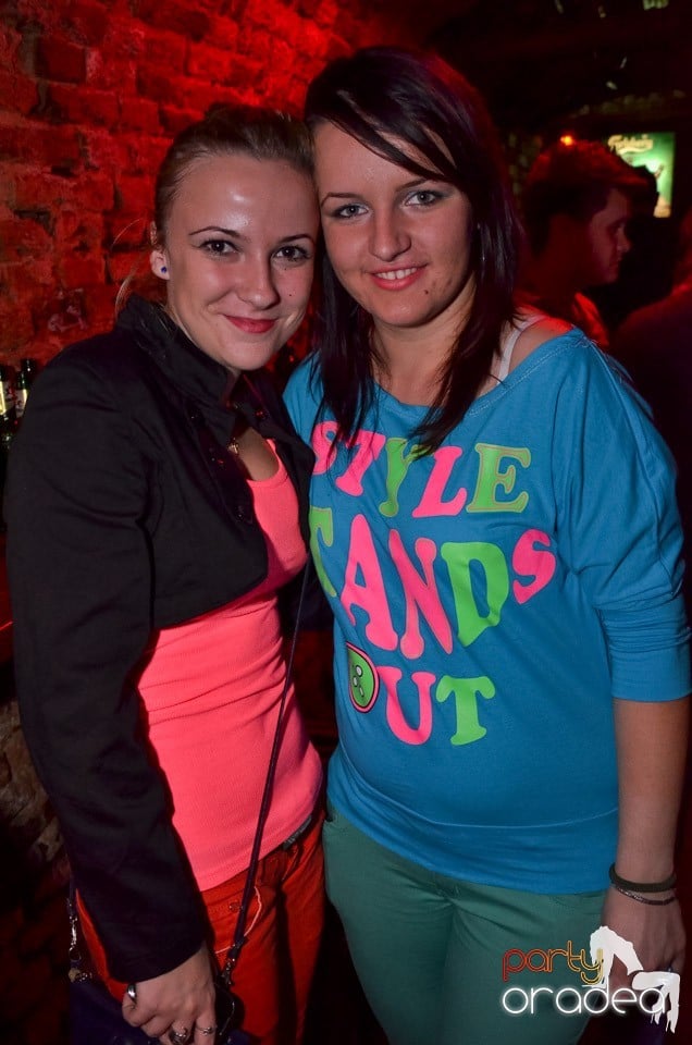 Petrecerile din Escape continuă cu Caveman, 