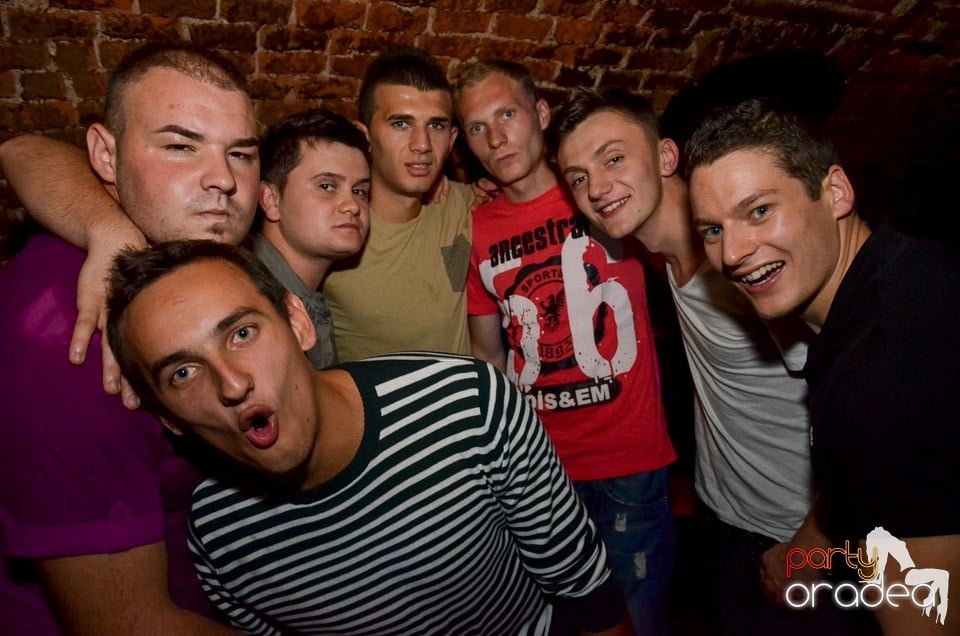 Petrecerile din Escape continuă cu Caveman, 