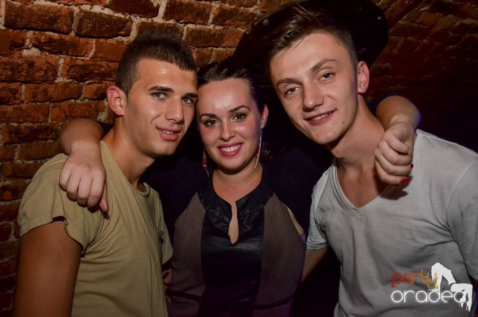 Petrecerile din Escape continuă cu Caveman, 