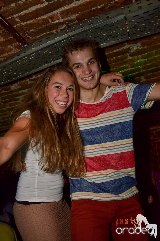 Petrecerile din Escape continuă cu Caveman, 