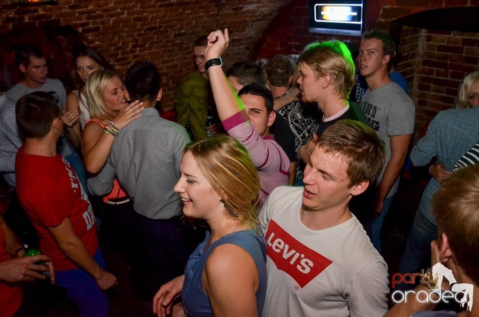 Petrecerile din Escape continuă cu Caveman, 