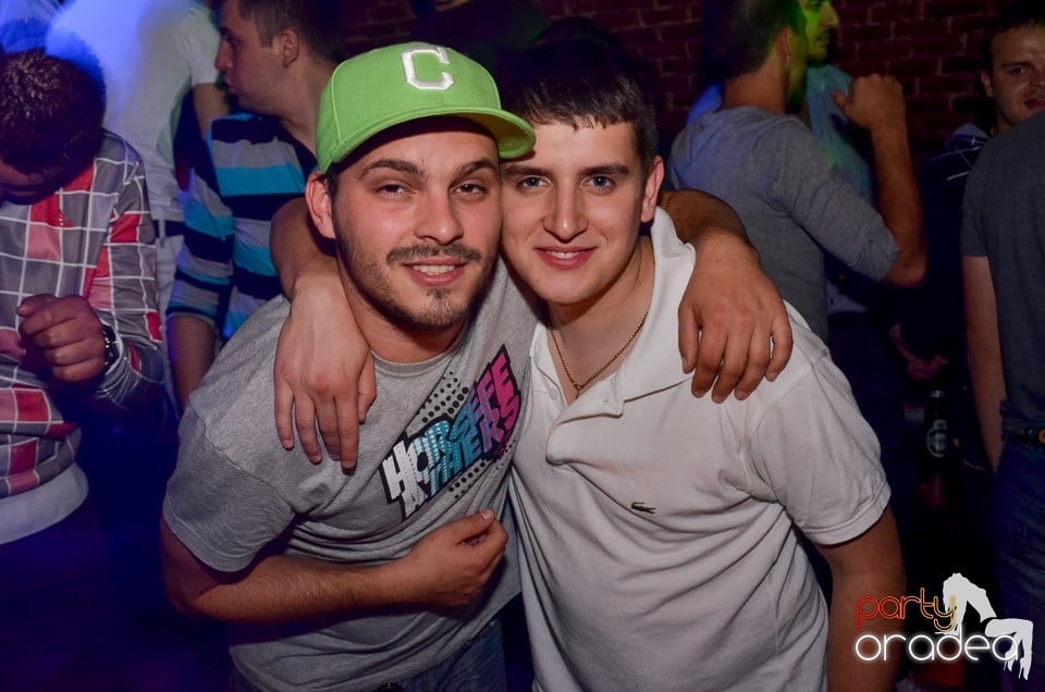 Petrecerile din Escape continuă cu Caveman, 