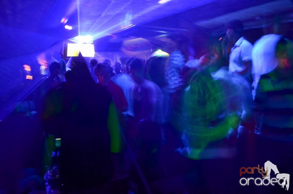 Petrecerile din Escape continuă cu Caveman, 