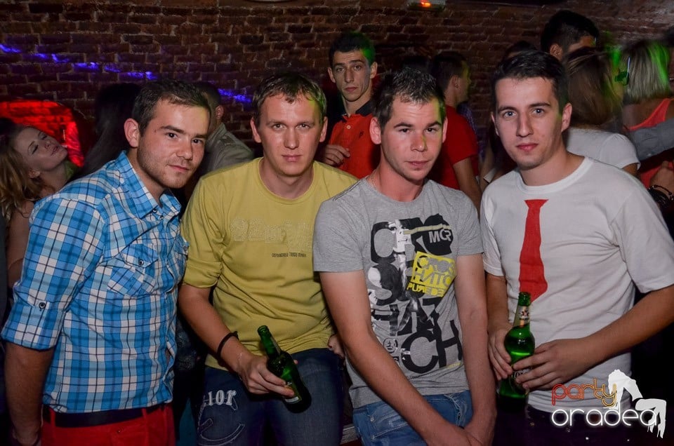 Petrecerile din Escape continuă cu Caveman, 