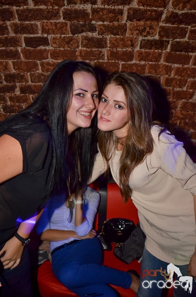 Petrecerile din Escape continuă cu Caveman, 