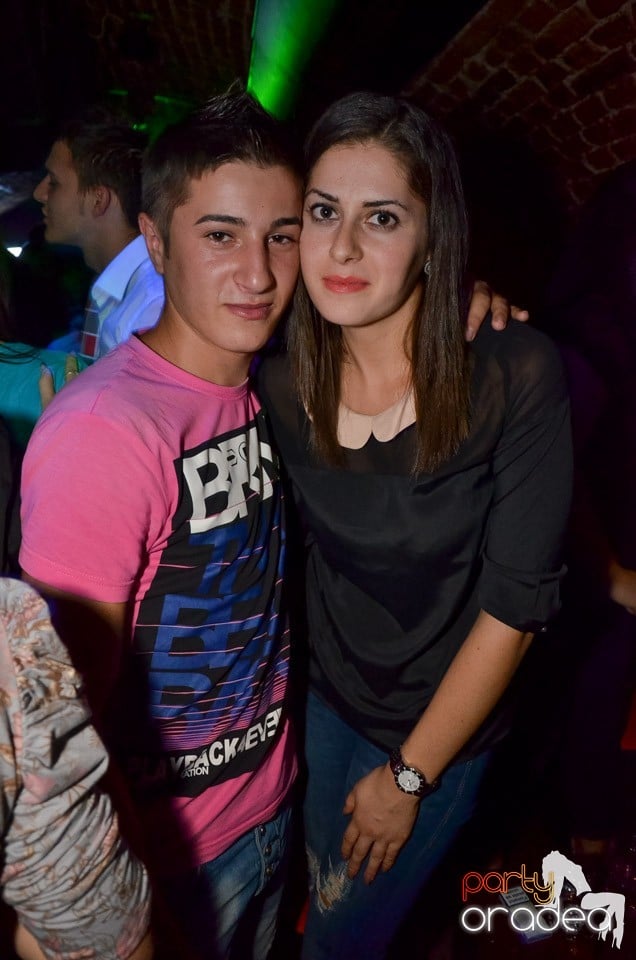 Petrecerile din Escape continuă cu Caveman, 