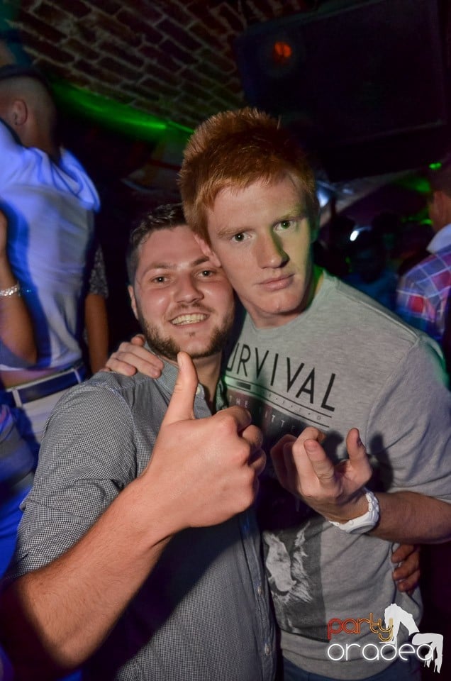 Petrecerile din Escape continuă cu Caveman, 