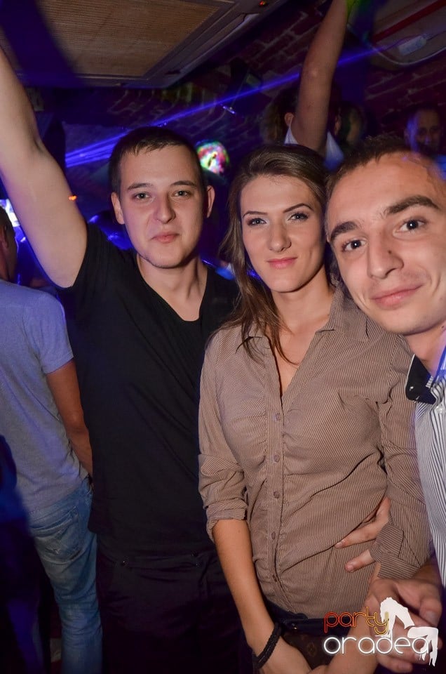 Petrecerile din Escape continuă cu Caveman, 