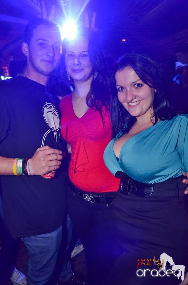 Petrecerile din Escape continuă cu Caveman, 