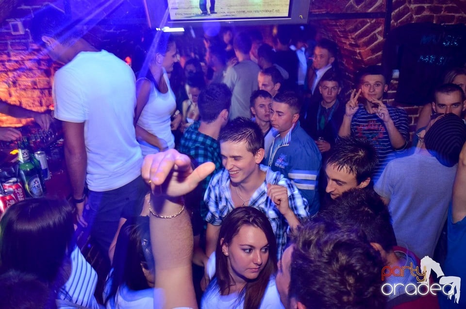 Petrecerile din Escape continuă cu Caveman, 