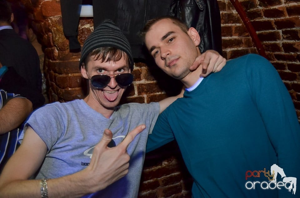 Petrecerile din Escape continuă cu Caveman, 