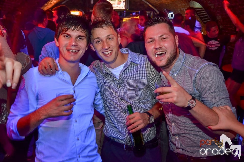 Petrecerile din Escape continuă cu Caveman, 