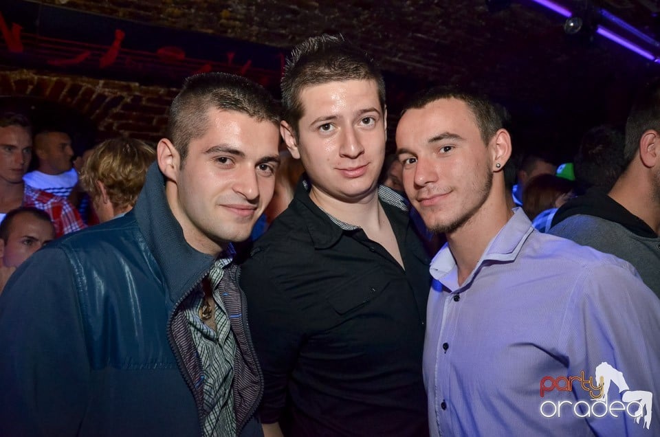 Petrecerile din Escape continuă cu Caveman, 