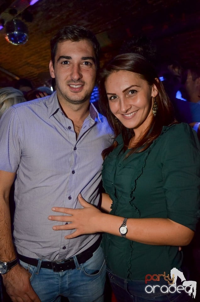 Petrecerile din Escape continuă cu Caveman, 