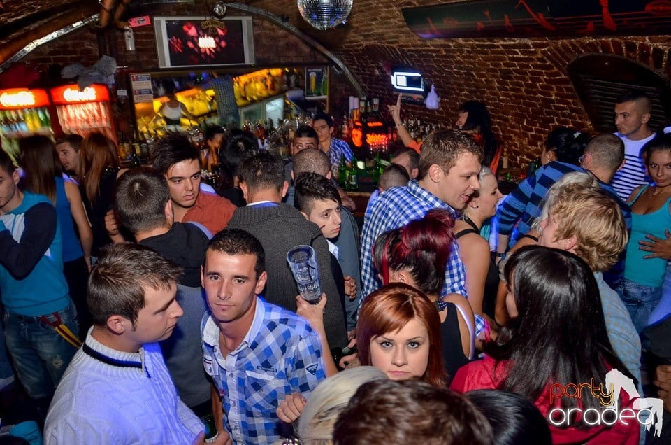 Petrecerile din Escape continuă cu Caveman, 