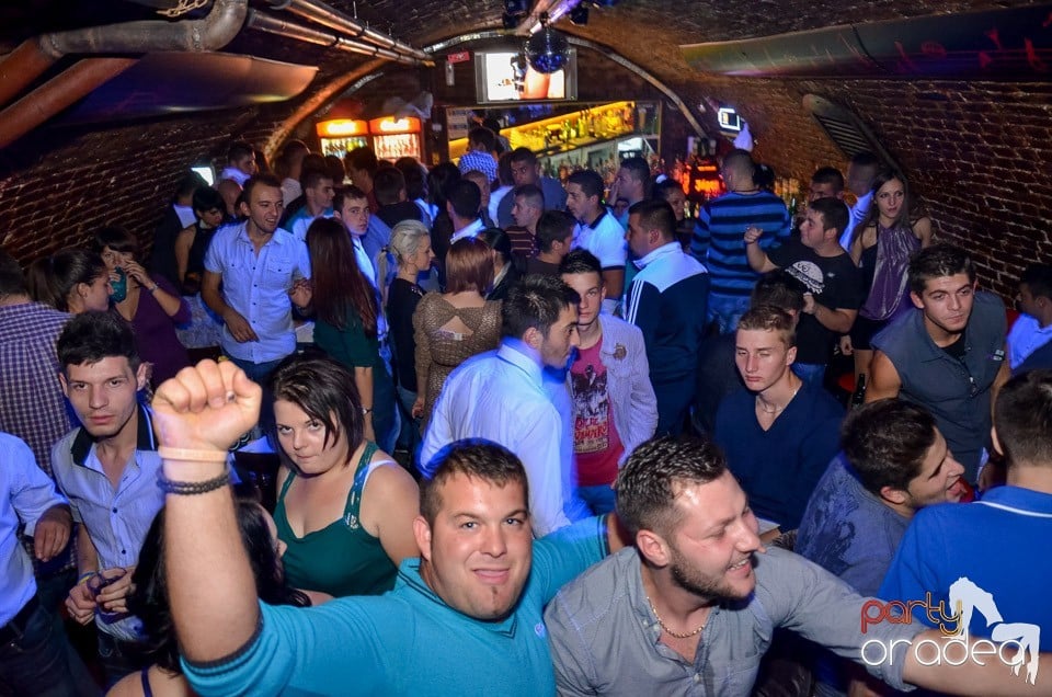 Petrecerile din Escape continuă cu Caveman, 