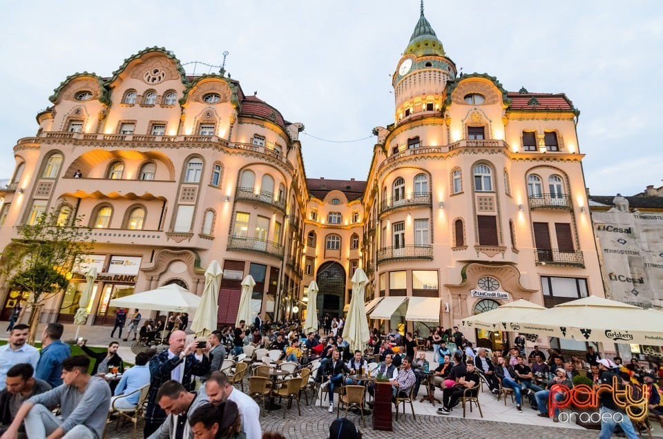 Piaţa Unirii în timpul meciului cu Franţa, Oradea