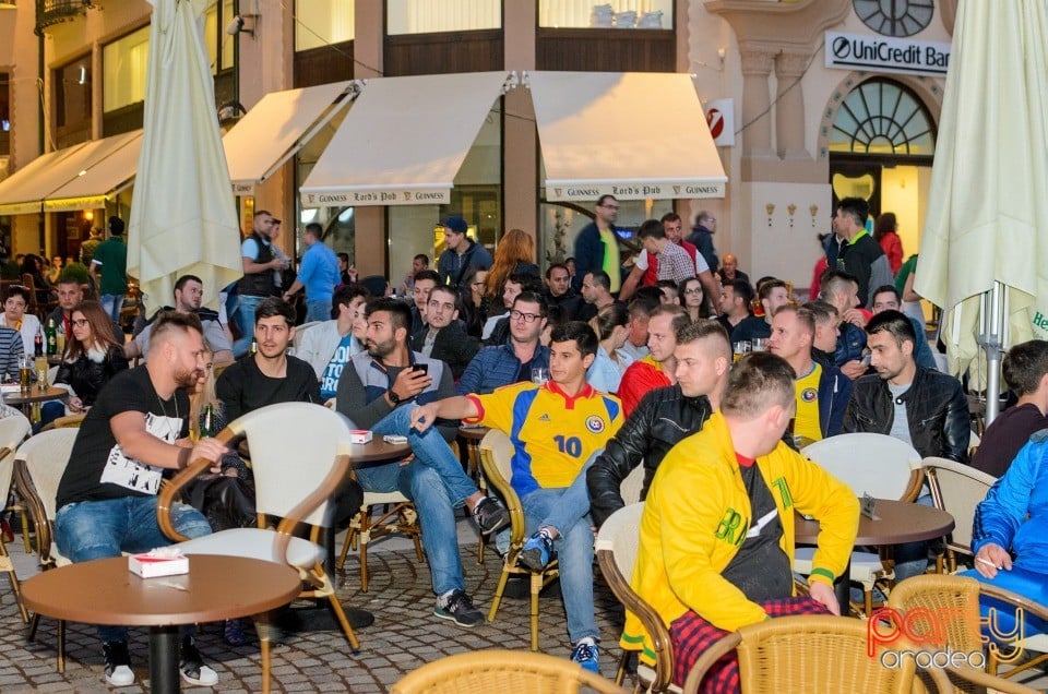 Piaţa Unirii în timpul meciului cu Franţa, Oradea