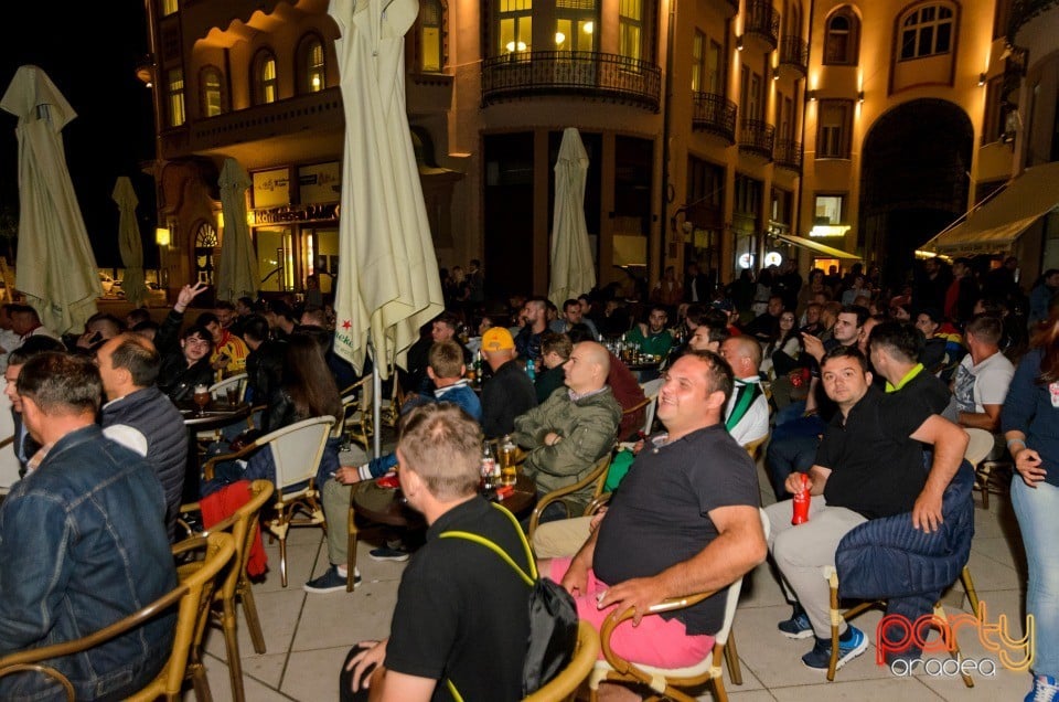 Piaţa Unirii în timpul meciului cu Franţa, Oradea