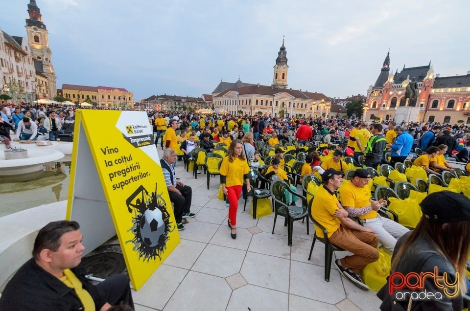 Piaţa Unirii în timpul meciului cu Franţa, Oradea