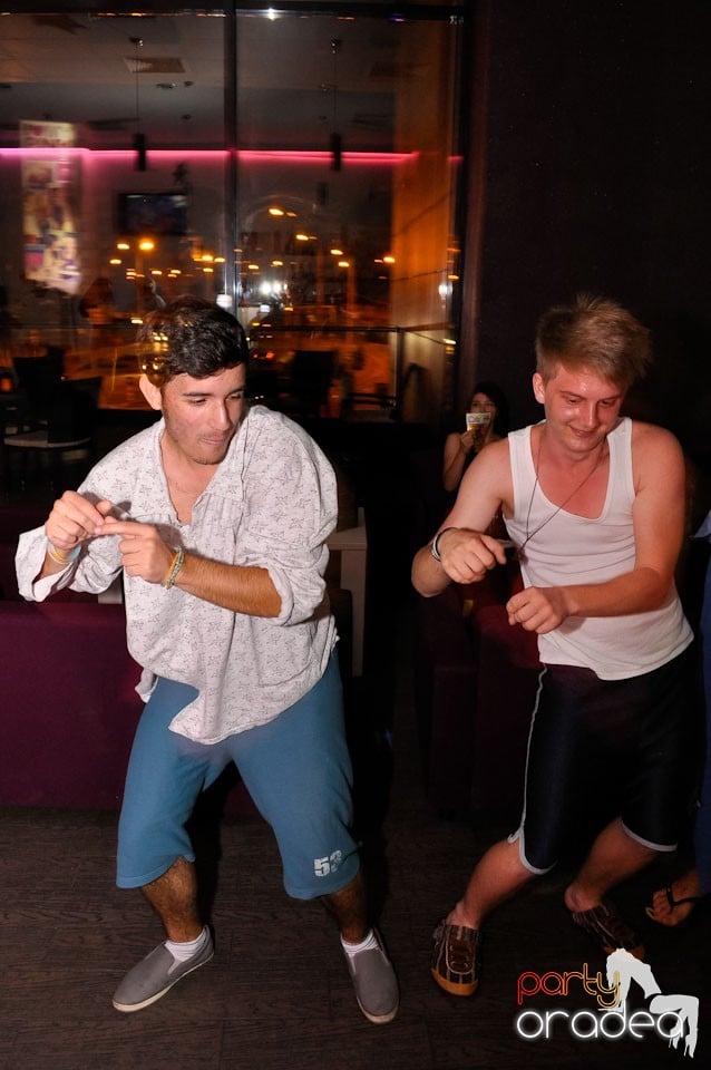 Pijama Party în Blondy's Art Café, 