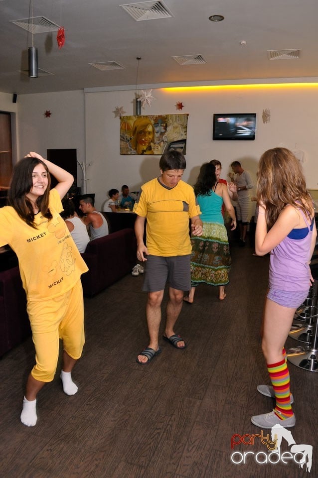 Pijama Party în Blondy's Art Café, 
