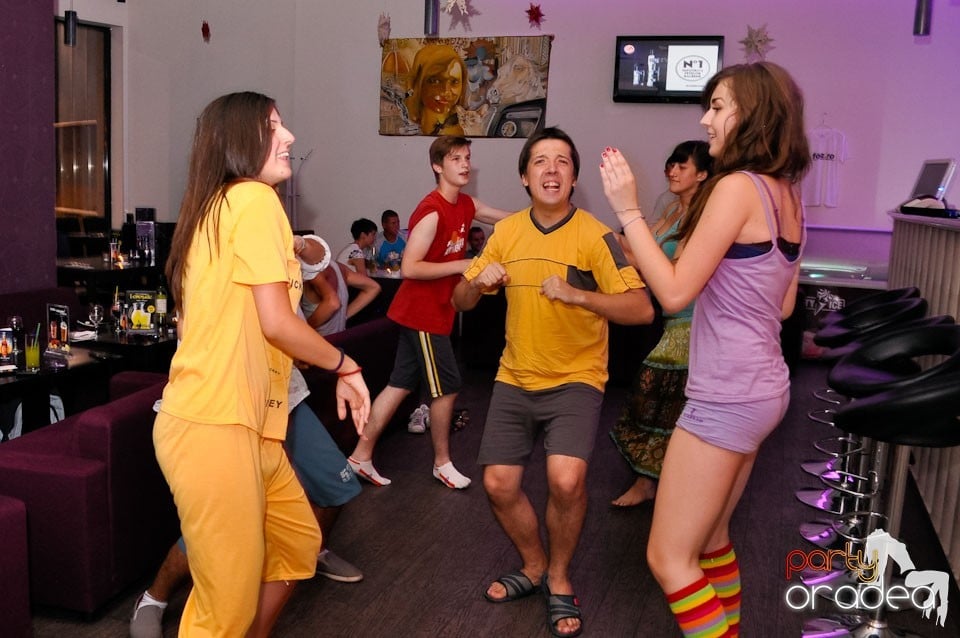 Pijama Party în Blondy's Art Café, 