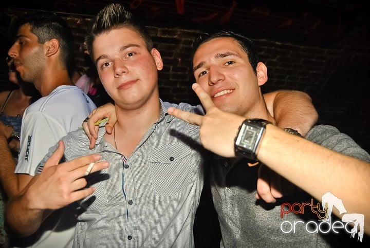 Ploaie de culoare la Club Escape, 