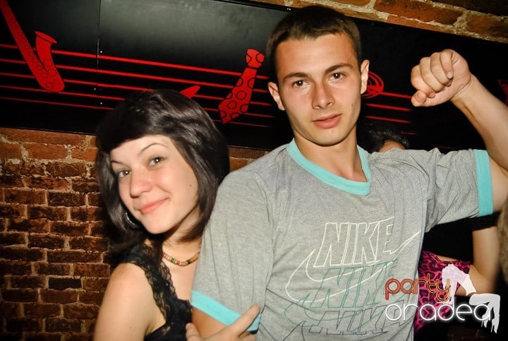 Ploaie de culoare la Club Escape, 