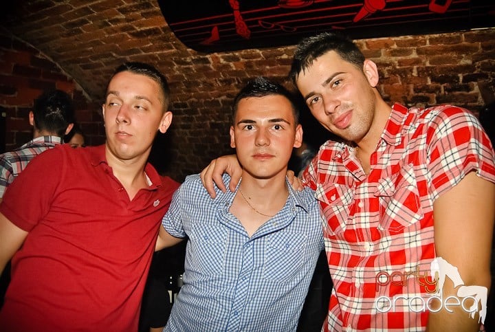 Ploaie de culoare la Club Escape, 