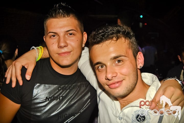 Ploaie de culoare la Club Escape, 