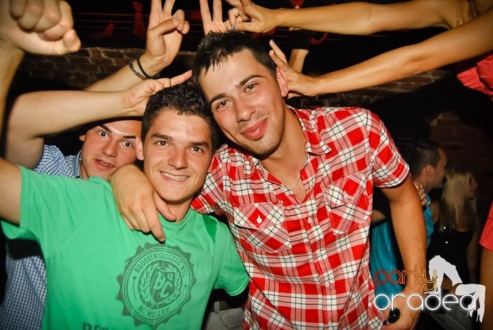 Ploaie de culoare la Club Escape, 