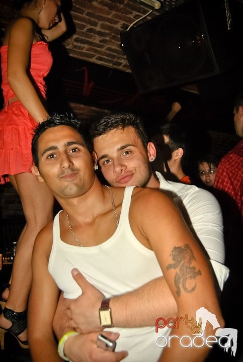 Ploaie de culoare la Club Escape, 