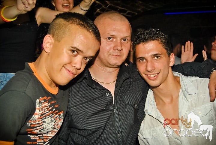 Ploaie de culoare la Club Escape, 