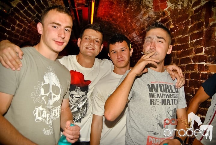 Ploaie de culoare la Club Escape, 