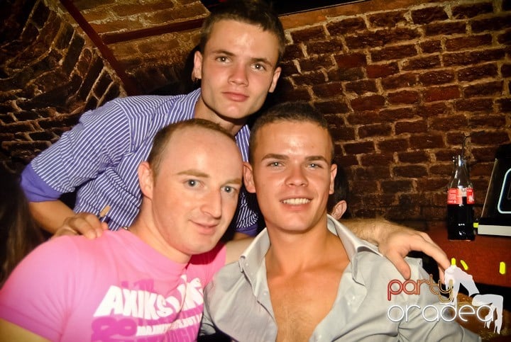 Ploaie de culoare la Club Escape, 