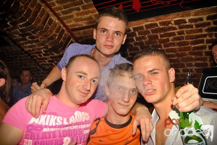 Ploaie de culoare la Club Escape, 