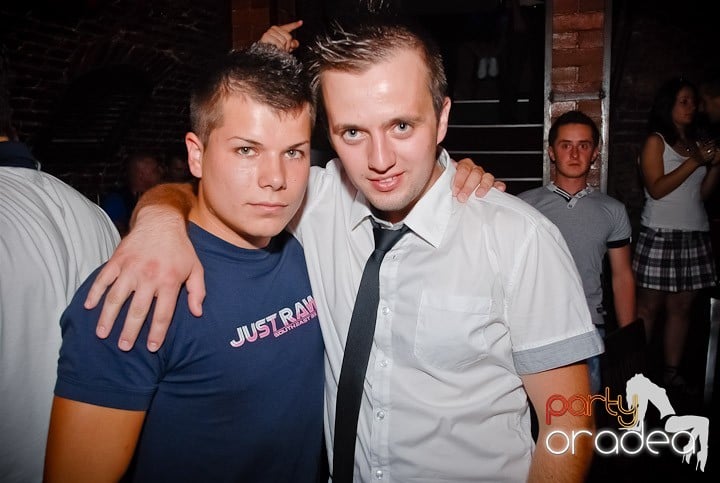 Ploaie de culoare la Club Escape, 