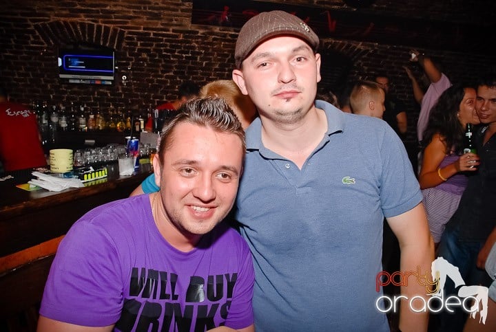 Ploaie de culoare la Club Escape, 