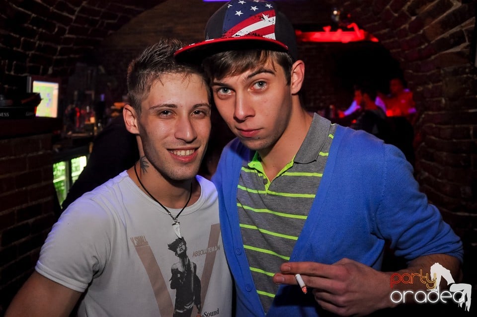 Prepare for Christmas Party în Club Escape, 