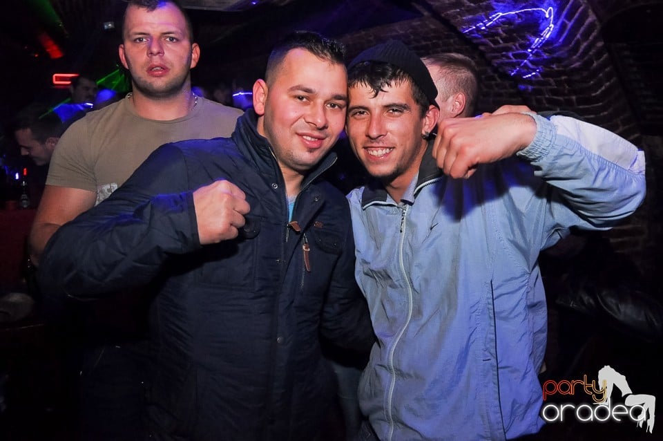 Prepare for Christmas Party în Club Escape, 