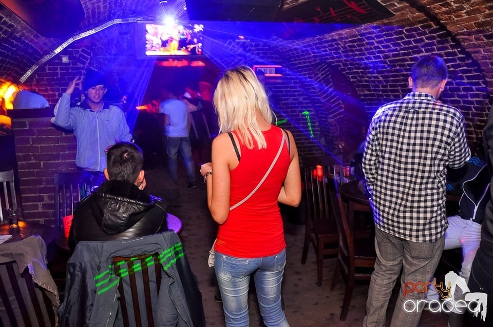 Prepare for Christmas Party în Club Escape, 